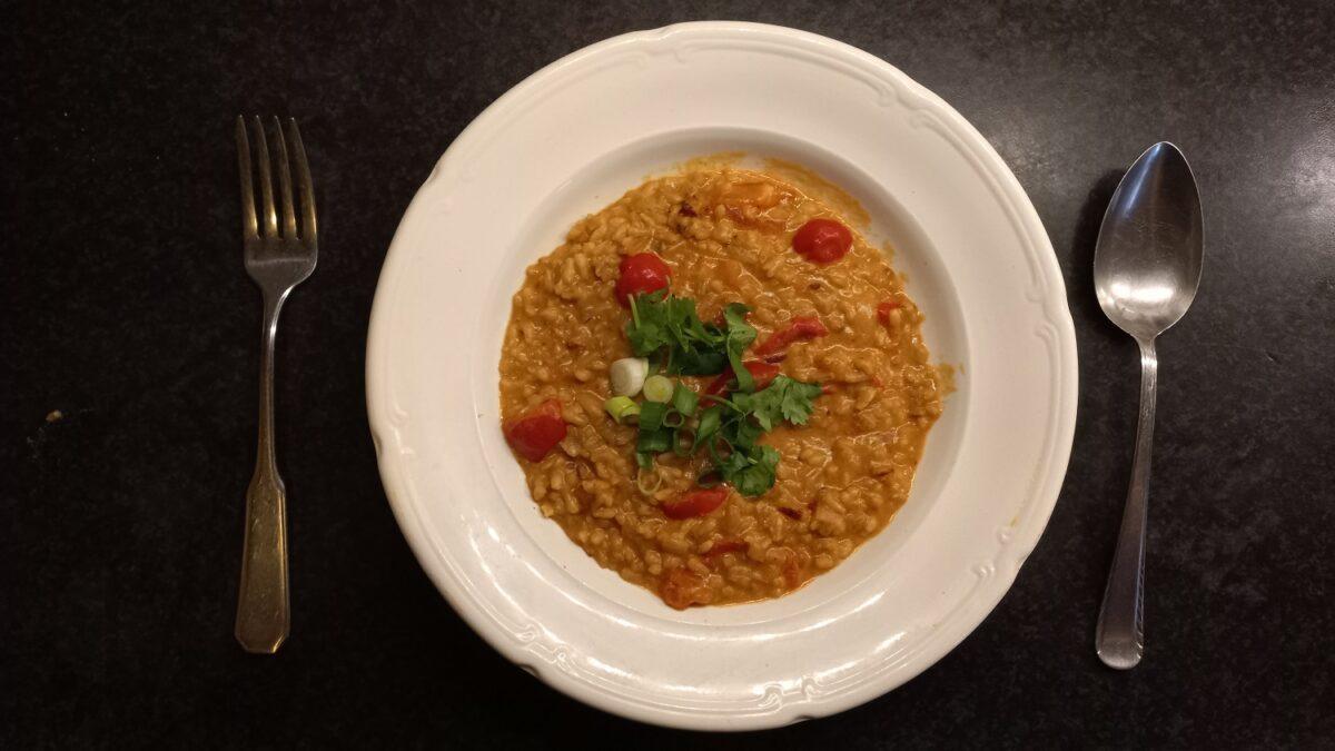 Stoofschotel met kikkererwten in curry, lente-ui en tomaat