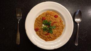 Stoofschotel met kikkererwten in curry, lente-ui en tomaat