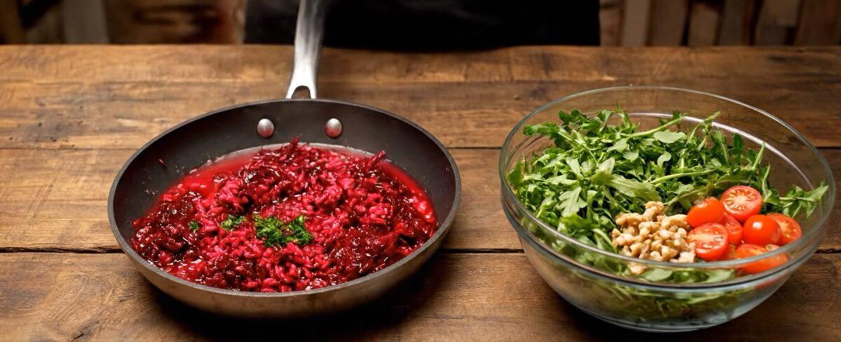 Bietenrijst met rucolasalade met walnoten is een lekkere lichte maaltijd.