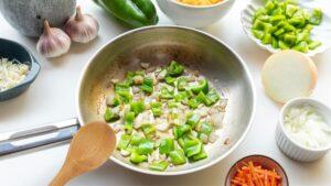 Bakken in een pan met PFAS of in een gietijzeren, roestvrijstalen, emaille of keramische pan.